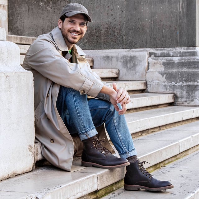 Die braunen Herren-Stiefeletten Glasgow Gtx C2 von Panama Jack sind die perfekte Kombination aus Stil, Komfort und Haltbarkeit. Diese Stiefel bestehen aus wasserfestem, braun geöltem Nappaleder und sind so gebaut, dass sie den Elementen standhalten. Das Gore-Tex®-Futter sorgt für atmungsaktive, Wasserdichter Schutz, während die herausnehmbare anatomische Innensohle individuellen Komfort und Halt bietet. Mit einer flexiblen und langlebigen TPU-Gummisohle sind diese Stiefel ideal für den ganzen Tag. Mit einem Schnürverschluss für einen sicheren Sitz, einer Schafthöhe von 15 cm Mit einer Absatzhöhe von 3 cm bieten sie ein schlichtes und funktionales Design.

Merkmale:

Wasserdichtes braunes geöltes Nappaleder
Gore-Tex®-Futter für atmungsaktiven, wasserdichten Schutz
Herausnehmbare anatomische Innensohle
Flexible und langlebige TPU-Gummisohle
Schnürverschluss für sicheren Sitz
Schafthöhe: 15 cm
Absatzhöhe: 3 cm
100 % hergestellt in Spanien.