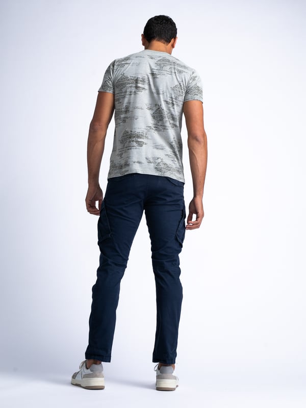 T-Shirt mit Rundhalsausschnitt und kurzen Ärmeln. Dieses T-Shirt hat ein Allover-Muster. Hergestellt aus 100 % Baumwolle. Du schwankst zwischen zwei Größen? Nimm die größere Größe! Kurzarm-T-ShirtRundhalsausschnittAllover-Muster100 % BaumwolleDas Model ist 191 cm groß und trägt Größe L.