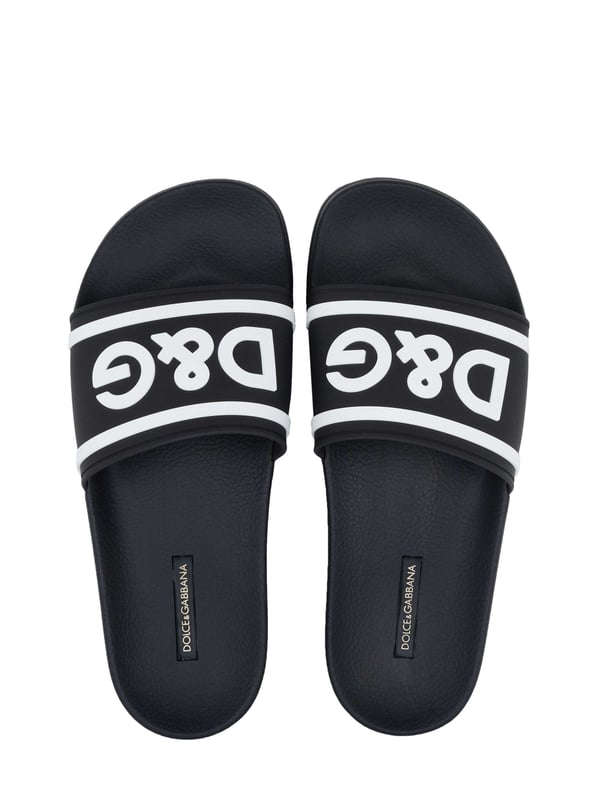 Sandalia Dolce & Gabbana Chanclas Dolce & Gabbana; Modelo: CS1732 B9L73 8B939; Mano de obra de alta calidad; Plantilla preformada; punta redonda; Detalles del logotipo de Dolce & Gabbana