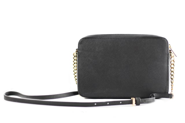 Style : Michael Kors Jet Set Large East West Crossbody Bag (Black) Matériel : Cuir Saffiano Caractéristiques : Fermeture à glissière, 2 poches intérieures, 22&#8243 ; sangle réglable, plaque MK sur le devant Mesures : 24.13cm L x 16.51cm H x 5.71cm D