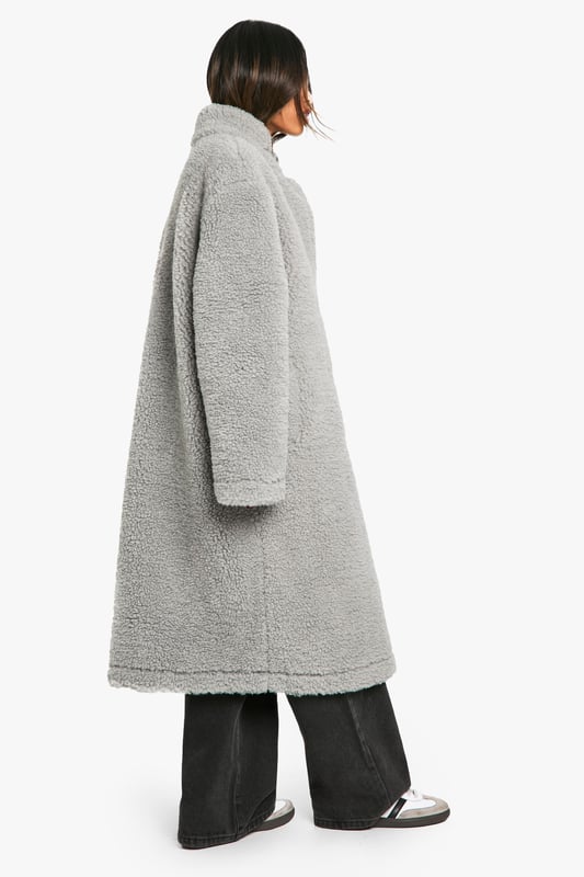 Wrap up in the latest coats and jackets and get out-there with your outerwearBreathe life into your new season layering with the latest coats and jackets from boohoo. Supersize your silhouette in a padded jacket, stick to sporty styling with a bomber, or protect yourself from the elements in a plastic raincoat. For a more luxe layering piece, faux fur coats come in fondant shades and longline duster coats give your look an androgynous edge.