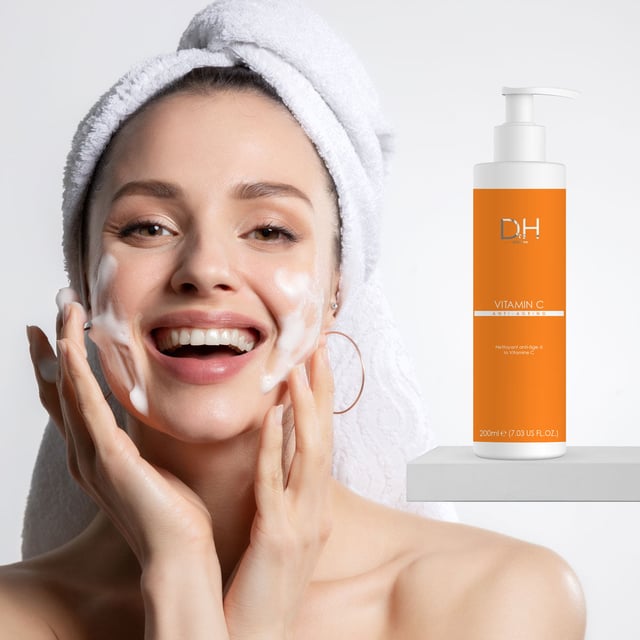 Mit dem Dr. H Vitamin C Anti-Ageing Cleanser erhalten Sie einen strahlenden und jugendlichen Teint. Diese sanfte und dennoch wirksame Formel mit Vitamin C (Ascorbyl Glucosid) und feuchtigkeitsspendender Aloe Vera hellt die Haut auf und glättet sie, während feine Linien und Fältchen gemildert werden. Acetyl Hexapeptide-8 hilft, die Haut zu straffen und aufzupolstern, während Glycerin die Haut tiefgehend mit Feuchtigkeit versorgt und sie weich und geschmeidig macht. Dieser Reiniger entfernt effektiv Make-up und Unreinheiten und hinterlässt Ihre Haut erfrischt und revitalisiert.