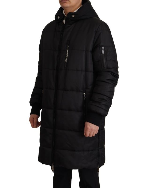 Marca: Dolce & Gabbana  
Modelo: Chaqueta parka con capucha  
Color: Negro  
Cierre de cremallera completa  
Detalles del logo  
Hecho en Italia  
Material: 80% Nylon 20% Algodón  
Forro: 100% Poliéster  
Material: 80% Nylon 20% Algodón