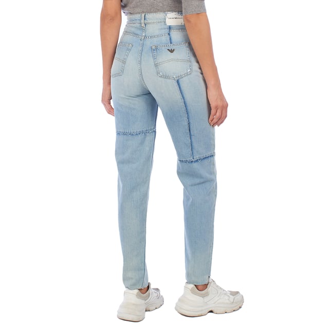 Emporio Armani jeans med en avslappnad passform, designade för att ge komfort och stil vid alla tillfällen.\n\n Tillverkad av högkvalitativ denim garanterar den utmärkt motstånd och hållbarhet, medan den avslappnade passformen ger stor rörelsefrihet.\n\n Designen framhävs av dekorativa sömmar genom hela tyget, vilket ger en modern och distinkt touch, tillsammans med varumärkets logotyp patch på bakre linningen och den ikoniska metallörnen på bakfickan, den omisskännliga tätningen av Emporio Armani.\n\n Modellen har knapp- och dragkedjestängning fram, bälteshällor och den klassiska femficksdesignen, som kombinerar funktionalitet och estetik.\n\n Perfekt för att komplettera en avslappnad look med en sofistikerad känsla, oavsett om det är med sneakers eller mer formella skor.\n\n Ett mångsidigt och tidlöst plagg som inte får saknas i din garderob.\n Sammansättning: 100% bomull\n Skötsel:\n- Maskintvätt kallt på känslig cykel.\n - Använd milda rengöringsmedel.\n - Använd torktumlare på låg temperatur.\n - Stryk vid låga temperaturer.\n - Får inte kemtvättas.