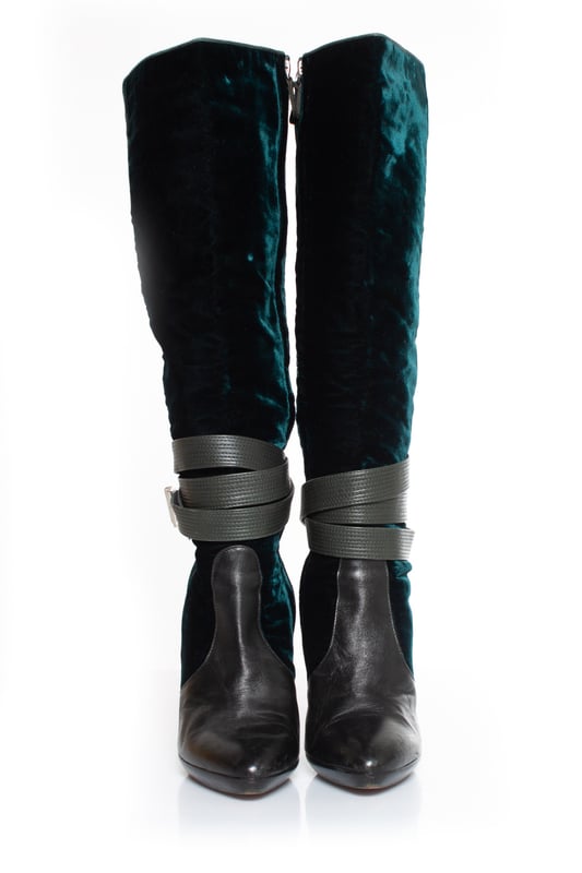VINTAGE, RRP AS NEW
Versace, velvet strap boots with platform. The item is in good condition.