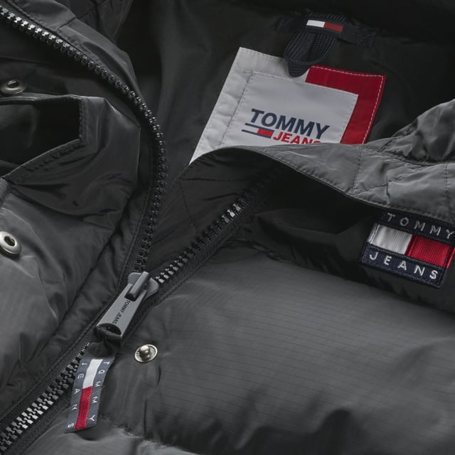 Dames jas van het merk Tommy Jeans in de kleur zwart. De jas is gemaakt van gerecycled polyester en heeft een normale pasvorm. Op de borst zit het iconische Tommy logo.  Merk: Tommy JeansModelnaam: Alaska Long Puffer JacketCategorie: dames jasMaterialen: gerecycled polyesterKleur: zwart
