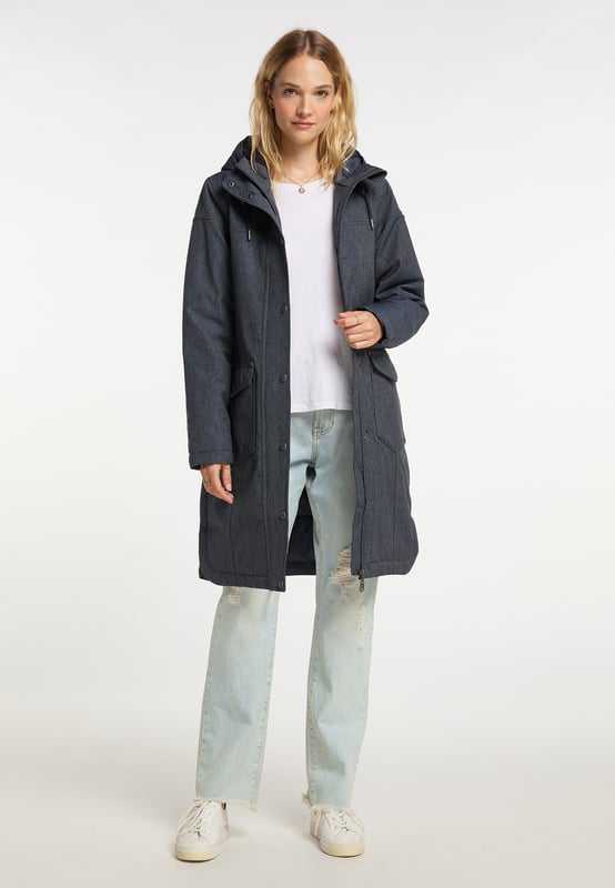 De winterjas van DreiMaster Vintage heeft een vernieuwende en casual denim look. De jas inspireert ons niet alleen vanwege zijn coole jeanslook, maar ook vanwege zijn robuuste weerbestendigheid, waardoor de jas dankzij een hoogwaardige coating wind- en waterafstotend is. Comfortabele warmte wordt geboden door vulling en een zachte fleece voering. Het denimdesign wordt visueel aangevuld door de capuchon, de siernaden en de twee opgestikte klepzakken met klinknagels, die ook als zijzakken fungeren. Een verwarmende fleecevoering aan de binnenkant van de zakken maakt ze behaaglijk en verwent koude handen. De jas wordt gesloten met een rits met kinbescherming en een doorlopende drukknoopsluiting. Twee zijsplitten, die met drukknopen kunnen worden gevarieerd, zorgen voor draagcomfort en beenruimte. Aan de binnenkant bevindt zich een binnenzak met drukknoop en praktische draagriemen waarmee u de jas nonchalant kunt dragen. Geweldige look, veel comfort plus talrijke logodetails, gegraveerd op knopen en klinknagels.  Winter parka