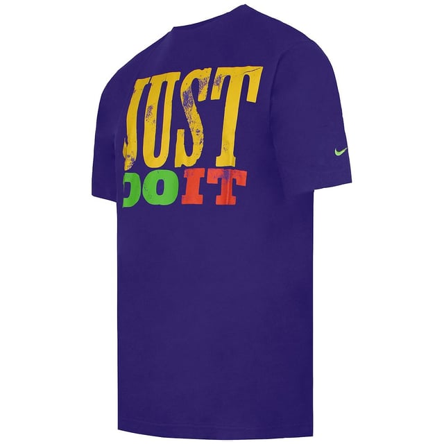 Camiseta Nike Just Do It Morada, Hombre La camiseta Nike Just Do It Purple para hombre es una prenda deportiva motivadora y elegante que encarna el espíritu "Just Do It" de la marca Nike. Aquí tienes una descripción de sus principales características:
Atrevido color morado: Esta camiseta se presenta en un vibrante y enérgico color morado, que añade un toque de personalidad a tu atuendo atlético o informal.
Eslogan Nike "Just Do It": El icónico eslogan "Just Do It" ocupa un lugar destacado en la camiseta, inspirándote a pasar a la acción y alcanzar tus objetivos, ya sea en el deporte o en la vida cotidiana.
Tejido cómodo: Confeccionada con materiales suaves y cómodos, esta camiseta está diseñada para sentirse suave contra la piel, lo que garantiza la comodidad durante los entrenamientos o el uso diario.
Corte clásico: La camiseta tiene un corte clásico que facilita el movimiento y la comodidad, por lo que es adecuada para diversas actividades y ocasiones informales.
Cuello redondo: El diseño de cuello redondo ofrece un aspecto clásico y atemporal, por lo que es fácil de combinar con diferentes partes de abajo o capas con otras prendas.
Uso versátil: Tanto si vas al gimnasio como si sales a correr o simplemente a hacer recados, esta camiseta es lo suficientemente versátil como para llevarla en distintas actividades y ocasiones.
Construcción duradera: Nike es conocida por su calidad, y esta camiseta está fabricada típicamente para resistir el desgaste y los lavados regulares, lo que garantiza que siga siendo una parte fiable de tu vestuario atlético e informal.
Mensaje motivador: El lema "Just Do It" no sólo es una declaración de identidad de la marca Nike, sino que también sirve como recordatorio de la importancia de la determinación y la acción para alcanzar el éxito.