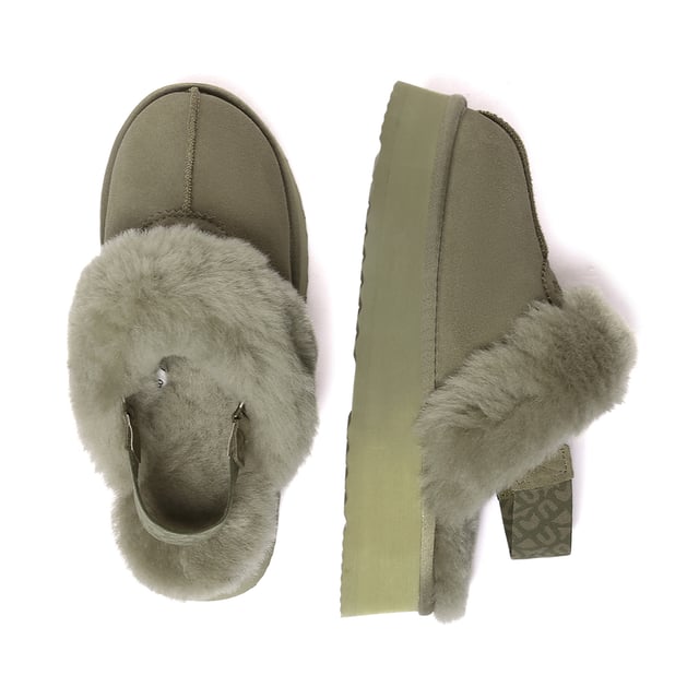 Met maximale gezelligheid en een beetje lift. Ervaar de modieuze aantrekkingskracht van de Wagtail-slippers. Het bovenwerk van rundsuède is behandeld met een waterafstotende coating. De toegevoegde functie van een afneembare riem betekent dat je ze met of zonder kunt dragen, wat geweldig is voor extra flexibiliteit bij het combineren van je outfits. Specificatie: Suède bovenwerk Warme schapenvacht Wollen voering Zachte schapenvachtwollen binnenzool EVA-zool Technologieën: Water & Vlekbestendig bovenwerk Slipvaste buitenzool
