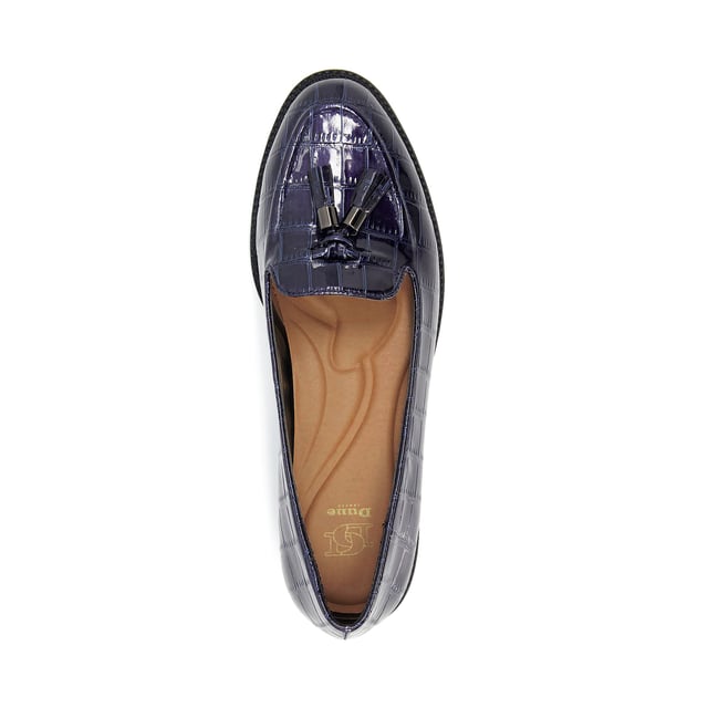 Traditionally styled Global is guaranteed to become an integral part of your ensemble this season. Crafted from the finest materials in various finishes, this almond-toed loafer nods to equestrian styling with heritage-inspired tassel trims. Finished with a lined footbed for added comfort, this eternally stylish slip-on design is a classic addition to any wardrobe.