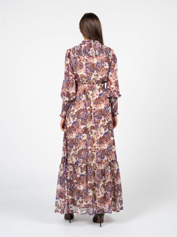 Un corte ajustado que resalta perfectamente la silueta, hace que cada mujer se sienta segura y elegante, sin importar la ocasión.

La longitud maxi es un clásico que nunca pasa de moda, ofreciendo elegancia y comodidad en uno, ideal tanto para el uso diario como para eventos más formales.

El escote en V añade una sutil sensualidad, alargando visualmente el cuello y destacando el escote, lo que hace este vestido extremadamente femenino.

Cortado en la cintura, lo que no solo destaca la cintura, sino que también añade ligereza y gracia a toda la figura, creando una línea armoniosa y equilibrada.

Con manga larga, lo que hace que el vestido sea ideal para días más fríos, proporcionando al mismo tiempo un aspecto elegante y sofisticado.

La falda acampanada añade dinamismo y movimiento al vestido, haciendo que cada mujer se sienta como una verdadera dama.

En la nuca, un detalle de marca, un elemento sutil que añade prestigio y unicidad al vestido, resaltando su carácter exclusivo.

Confeccionado con tela de alta calidad, que garantiza no solo comodidad al usar, sino también durabilidad y elegancia durante mucho tiempo.