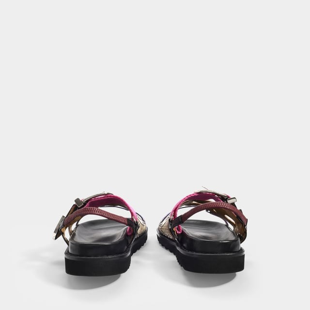 Met zijn Franse en Japanse wortels is dit avant-gardistische merk, opgericht in 1997, een cultfavoriet geworden. Speel met de contrasten en combineer deze sandalen met een zijden of gebreide maxi-jurk. Hakhoogte: 3,5 cm. Hoogte platform: 2 cm. Kleuren: Zwart. Hoofdmateriaal: glad kalfsleer. Materiaal Zool: Rubber. Materiaal voering: leer. Sluiting: enkelbandje met gespsluiting. Teenvorm: rond open. Pasvorm: op maat - Maatvoering: Europees.