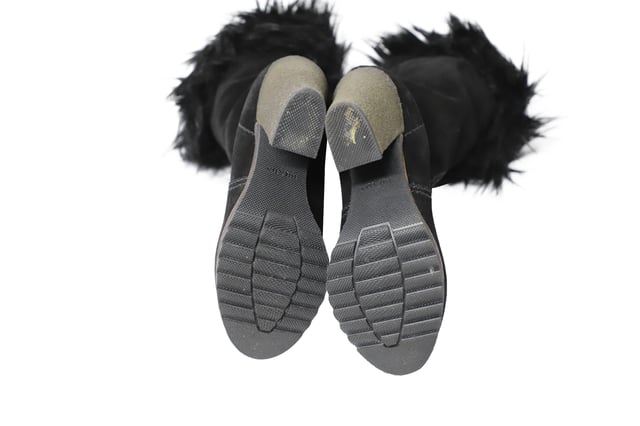 Prada Faux Fur Ankle Boots in Black Suede VINTAGE, RRP AS NEW
Fashionable and chic, these ankle boots from Prada will cut an alluring silhouette from day to night. Crafted from suede, the ankle boots have faux fur trims and block heels. They are complete with comfortable insoles.
Prada Faux Fur Ankle Boots in Black Suede
Sign of wear: minimal scuffmarks and dirt stains on heels and outsoles, gentle scrape on heel counter seams
Condition: very good, comes with dust bag
Material: Suede
Color: Black
Size: 35.5/36.5/UK2.5/US5.5
SKU: 146715