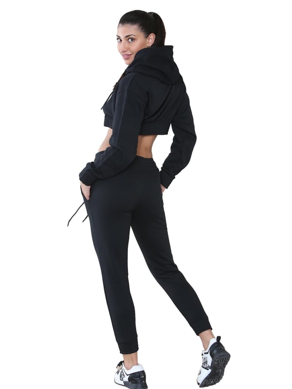Erlebe ultimativen Komfort und Stil mit unserem Kruze Damen-Crop-Trainingsanzug. Bleibe modisch mit einem regulär geschnittenen, kurz geschnittenen Zip-Hoodie und geripptem Bund sowie Ärmeln. Das weiche Fleece-Futter verleiht einen Hauch von Luxus, während der elastische Bund und die gerippten Knöchelbündchen für einen sicheren Sitz sorgen. Perfekt für jede legere Gelegenheit, werden unsere Jogginghosen dich fantastisch aussehen und fühlen lassen. Verpasse nicht dieses unverzichtbare Set!