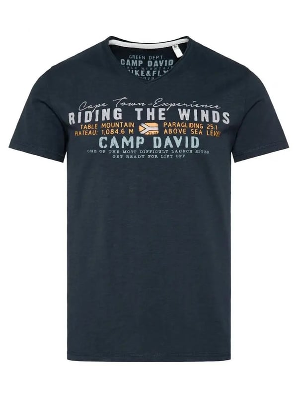 Dieses Herren-T-Shirt vereint lässigen Stil mit raffinierter Detailverliebtheit. Der V-Ausschnitt mit Used-Kante verleiht dem Shirt einen coolen, entspannten Look. Die Flammgarnstruktur sorgt für eine einzigartige Textur und unterstreicht die Individualität des Designs. Kontrastnähte an den Schultern setzen subtile Akzente, die das Gesamtbild perfekt abrunden. Ein markanter Front-Print mit Flockprint-Details zieht alle Blicke auf sich, während ein kleiner Logo-Print hinten und ein Label-Patch am linken Ärmel dezente Markenakzente setzen. Das Necktape sorgt für zusätzlichen Tragekomfort und Stabilität. Mit seiner normalen Passform und dem hohen Tragekomfort ist dieses Shirt ein Must-have für jeden Kleiderschrank. Ideal für lässige Outfits, die dennoch Stilbewusstsein ausstrahlen. Ein zeitloses Stück, das in keiner Garderobe fehlen sollte.