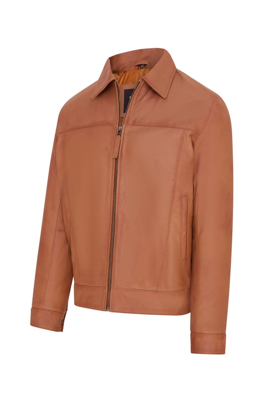 Esta chaqueta Harrington es un diseño atemporal que recuerda a la era de los moteros de los años 50. Presenta un cuello camisero clásico y dos bolsillos para las manos en la cintura para un look limpio y clásico. Disponible en negro, tostado y marrón castaño oscuro, esta chaqueta se puede combinar con una variedad de atuendos y es la opción perfecta para salir de noche. Con un interior de satén de primera calidad y un cuerpo de cuero napa elaborado con cariño, esta cómoda Harrington es un testimonio del hecho de que, a pesar de la variedad de modas y gustos, algunas prendas están hechas para ser básicas en tu guardarropa. • 100 % cuero napa ultra suave de primera calidad. • Dos bolsillos en ángulo en la cintura • Cuello camisero clásico • Bolsillos integrados en el forro de la chaqueta • Cierre de cremallera YKK