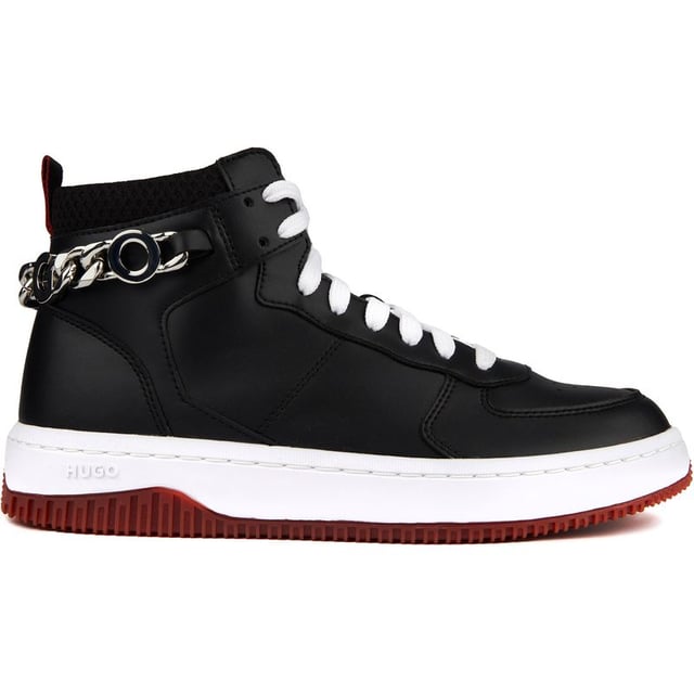Hugo Kilian Hito Entrenadores Salga con estilo atrevido con el HUGO Kilian Hito. Estas elegantes zapatillas altas de cuero negro son la fusión perfecta de moda y funcionalidad. La parte superior de cuero de primera calidad con el grueso. La mejora de la cadena plateada brinda una apariencia pulida con un ambiente vanguardista de estilo urbano. mientras que la suela de goma duradera y la plantilla acolchada garantizan comodidad durante todo el día mientras te pavoneas.