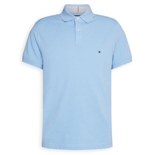 Herren-Poloshirt der Marke Tommy Hilfiger. Die Polos von Tommy Hilfiger sind aus Bio-Baumwolle und Elastan gefertigt und haben eine normale Passform. Die weiche Baumwolle sorgt für hohen Tragekomfort. Das Elastan sorgt für eine feine Dehnung des Stoffes.  Marke: Tommy HilfigerModellname: 1985 Regular PoloKategorie: Herren-PolosMaterialien: Bio-Baumwolle, ElastanFarbe: blau