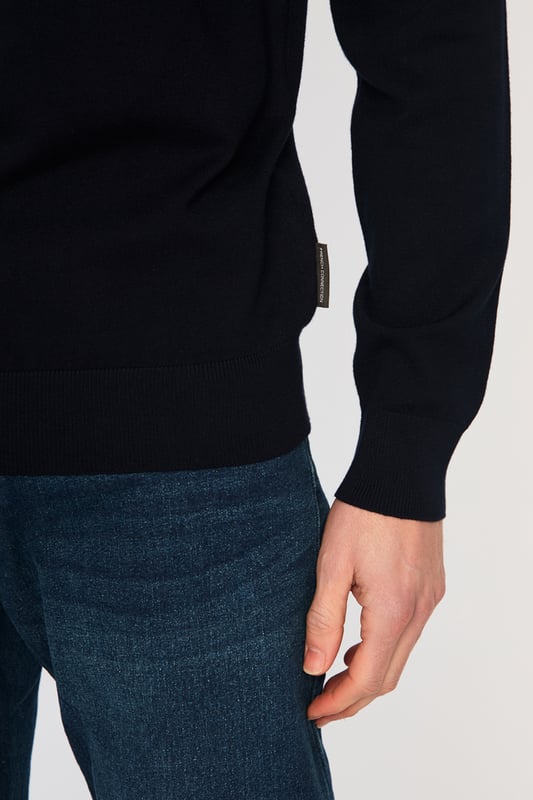 Navy Crew Neck Long Sleeve Knitted Jumper This classic knitted jumper from French Connection is a lightweight addition to your wardrobe this season. Features crew neck, long sleeves, French Connection branding label and ribbed elasticated neck, waist and cuffs. Style with French Connection Chino trousers to complete the look.