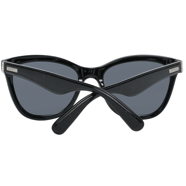 Las gafas de sol Guess GF0296 01A negro-gris tienen una moderna montura cat eye y desprenden una sensación de elegancia atemporal. La montura está hecha de acetato de alta calidad, conocido por su durabilidad y sensación de ligereza, lo que garantiza una comodidad duradera durante todo el día. Las elegantes patillas incorporan el logotipo de Guess para dar un toque de sofisticación.