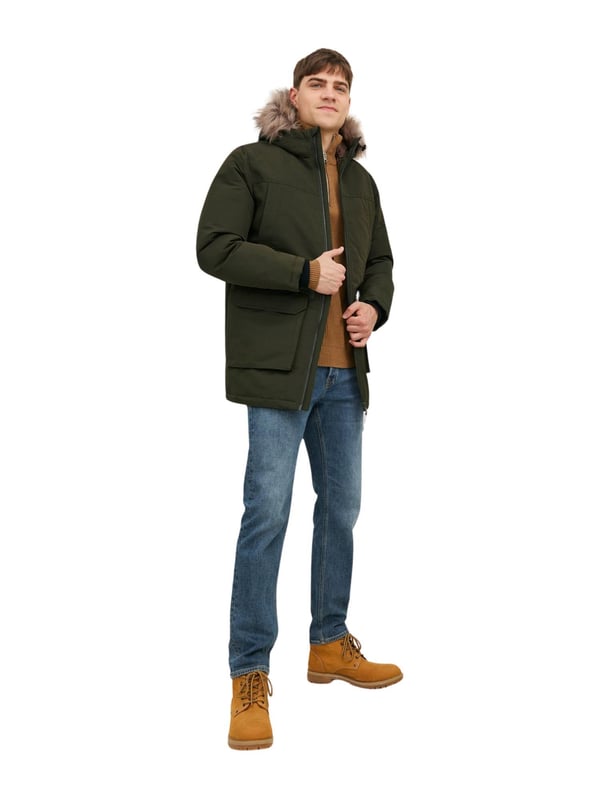 Con la parka de Jack & Jones estarás perfectamente equipado para los días de invierno. Esta parka te protege del viento y de las inclemencias del tiempo, ya que es repelente al agua y tiene una capucha desmontable con piel sintética. Te mantiene bien abrigado, ya que está confeccionada con un tejido grueso y forrada con falso plumón. Te da un aspecto moderno, ya que tiene mangas largas clásicas y puños de tormenta que garantizan un ajuste ceñido. Ofrece mucho espacio de almacenamiento, ya que tiene bolsillos laterales con cremallera, un bolsillo interior y dos bolsillos adicionales. Se cierra bien, ya que tiene una cremallera entera con puños de canalé. Es cómoda de llevar, ya que está confeccionada con materiales de alta calidad. La parka Jack & Jones es una parka elegante y funcional que combina con cualquier conjunto.