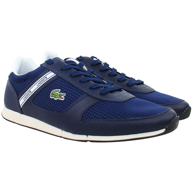 Die Lacoste Menerva Sport 0121 1 CMA Herren Sneaker in Marineblau bieten ein sportliches und zugleich raffiniertes Design, das sie perfekt für legere Ausflüge oder aktive Lebensstile macht. Diese Sneaker kombinieren leichtgewichtigen Komfort, modernen Stil und hochwertige Materialien für vielseitigen Alltagseinsatz.

Hauptmerkmale:
Hochwertiges Obermaterial aus Synthetik und Mesh: 

Bietet Langlebigkeit, Atmungsaktivität und ein schlankes, sportliches Erscheinungsbild.

Ikonisches Lacoste Branding: 

Präsentiert das charakteristische Krokodil-Logo an der Seite und subtile Details für einen Hauch von Raffinesse.

Gepolsterte Innensohle: 

Sorgt für überlegenen Komfort und Unterstützung, ideal für längeres Tragen.

Gepolsterter Schaft und Zunge: 

Verbessert die Passform und den Komfort um den Knöchel und sorgt für ein sicheres und snug Gefühl.

Robuste Gummisohle: 

Bietet hervorragende Traktion und Stabilität auf verschiedenen Oberflächen und gewährleistet eine langlebige Leistung.

Leichtes Design: 

Reduziert die Ermüdung und macht diese Sneaker perfekt für den Ganztägigen Gebrauch oder leichte Aktivitäten.

Atmungsaktive Konstruktion: 

Enthält Mesh-Einsätze, um die Luftzirkulation zu fördern und Ihre Füße kühl und komfortabel zu halten.

Klassische Marineblau-Farbgebung:

Ein vielseitiges und zeitloses Design, das legere und athleisure Outfits mühelos ergänzt.

Die Lacoste Menerva Sport 0121 1 CMA Herren Sneaker in Marineblau sind eine ideale Wahl für diejenigen, die eine Balance aus sportlichem Stil, Komfort und Langlebigkeit suchen. Perfekt für den Alltag oder um Ihrer Garderobe einen modernen Akzent zu verleihen.