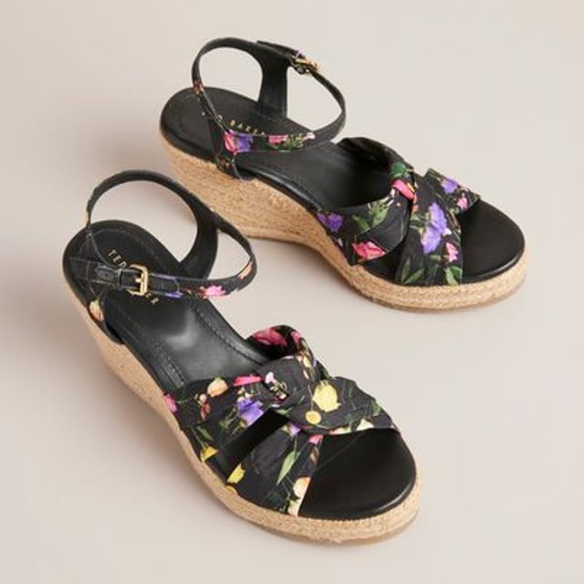 Ted Baker Cardone Floral Espadrille sandalen in zwart voor dames Dames Ted Baker Cardone Floral Espadrille Platform Sandalen in zwart.- Gespsluiting.- Geknoopte band.- Sleehak.- Geweven tussenzool.- Verspreide boeketprint.