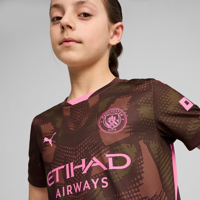 PRODUCT STORY : Defend your goal like Manchester City's finest in this official 24/25 short-sleeved goalkeeper jersey. Lightweight, breathable and cut for action, it features our moisture-wicking dryCELL fabric to keep you feeling cool, comfortable and focused. FEATURES & BENEFITS :  dryCELL: Performance technology designed to wick moisture from the body and keep you free of sweat during exercise. As part of the RE:FIBRE program, this garment is made of at least 95% recycled material from textile waste and other used materials.  DETAILS :  Regular fit. 170 gsm, Jacquard. Crew neck. Short sleeves. Official team branding. PUMA Youth: Recommended for older kids between 8 and 16 years.