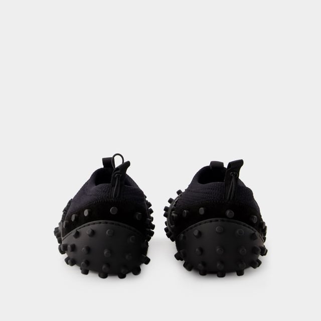 Dies sind die Millechiodi Sneakers von Sunnei, wo avantgardistisches Design auf zeitgemäßen Komfort trifft. Diese Sneakers verbinden mühelos einen avantgardistischen Stil mit moderner Praktikabilität, wobei das einzigartige Detail mit mehreren Schnürsenkeln für einen Hauch von Individualität sorgt. Für einen originellen Stil kombinieren Sie sie mit einer weiten Hose und einem übergroßen Grafik-T-Shirt. Diese unerwartete Kombination schafft einen topmodischen Look, der sich perfekt für einen Besuch auf statement bei der Eröffnung einer Kunstgalerie oder auf einer angesagten Party eignet. Sunnei Die Millechiodi Sneakers von brand's verdeutlichen das Engagement der Marke für Qualität und Mode, indem sie Ihnen eine unverwechselbare und vielseitige Wahl bieten, die mühelos modernen Charme mit Komfort und Eleganz vereint. Gehen Sie selbstbewusst und mit Ihrem persönlichen Sinn für Stil in diesen ikonischen Sneakers aus dem Haus und unterstreichen Sie Ihr einzigartiges Modebewusstsein. Farben: Schwarz - Black. Hauptmaterial: polyamide. Material Sohle: Gummi. Verschluss: einfach reinschlüpfen. Form der Kappe: mandel-förmig. Fällt normal aus - Sizing: Width: 10. Height: 2. Length: 26.