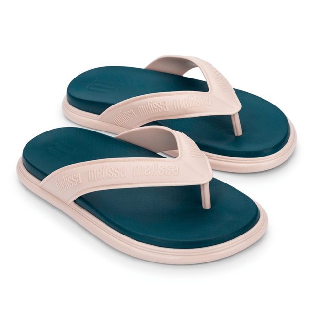 Wear the ultra lightweight Melissa M Lover Plus Flip Flop for an extra dose of style and comfort in every outfit you wear. Create modern, elegant looks for every occasion with these sandals that were inspired by the logomania trend.