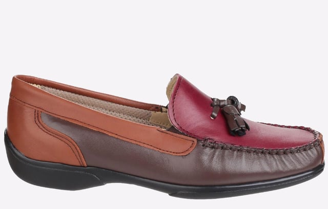 Cotswold Biddlestone is a stylish slip on leather moccasin shoe. Smooth leather upper with overlays and stitching accents. Lined inner to provide comfort throughout the day. Lightweight and stylish shoe for any occasion. Comfortable flat sole unit.
- Extra wide slip fit moccasin
- Lightweight with casual styling perfect for any occasion
- Stitch and tassel detailing
- Comfortable flat and flexible sole
- Lined inner