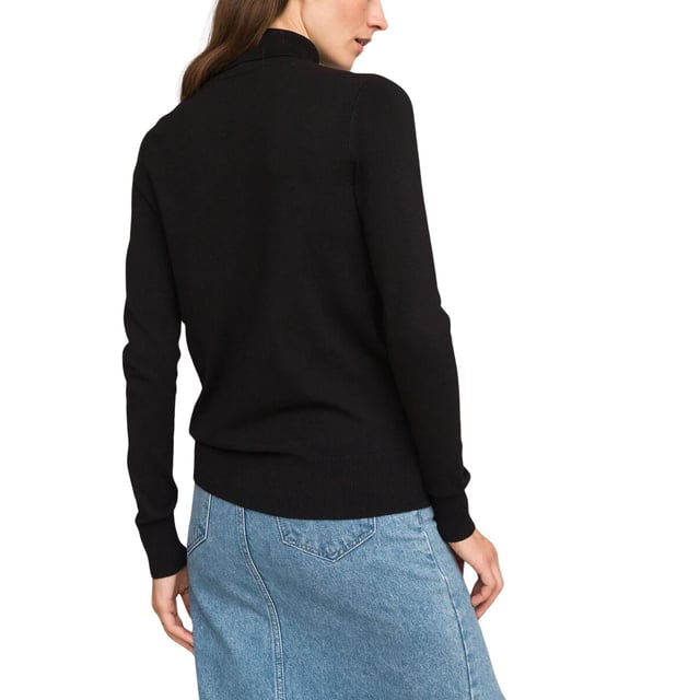Layer up on chilly days in this cosy knitted jumper. It's made in a regular fit for all-day comfort and features a snug roll neck. Ribbed trims on the long sleeves and at the hem provide a neat finishing touch
Fit: Semi Fitted, Sizing: As expected