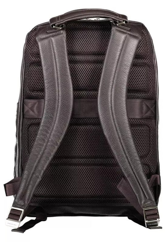 Mochila de nailon marron.
  Disenado para hombres.
  Un asa y correas ajustables para los hombros.
  Tres bolsillos externos y un bolsillo interno.
  Espacio interno para el portatil y el portalapices.
  Cierre de cremallera.
  Logotipo para un toque de lujo.