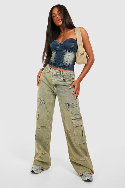 Perfect for a new season update, the wide leg jean is your chance to make an effortless fashion statement when it comes to denim-led outfits. Anything but basic, our high waisted wide leg jeans are made from rigid denim, making them the perfect quality jean for day-to-day 'fits. Step out in retro-inspired wide jeans teamed with a basic white tee and oversized blazer for a look that brings vibes to all your plans. You in a wide leg... we can see it already.Style: Cargo JeanFabric: CrochetModel's height: 168cm / 5'6"