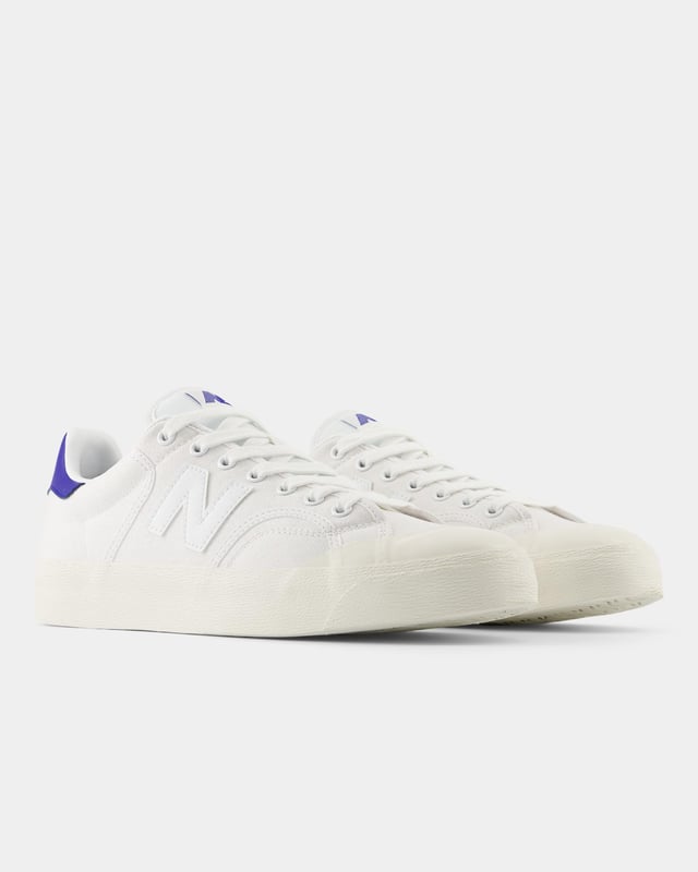 This classic sneaker is designed with simple lines and clean colours, inspired by 70s basketball styles.
 