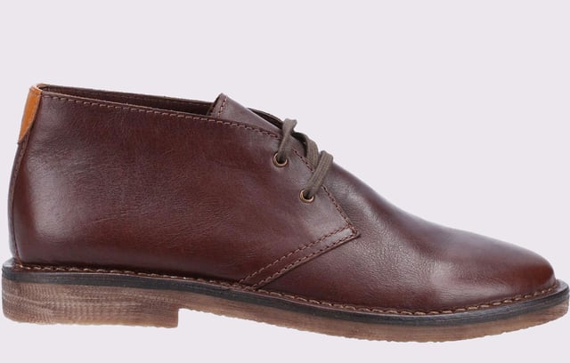 Hush Puppies Samuel Leder Chukka Stiefeletten für Männer Ein klassischer Stiefel im Wüstenstil mit Schnürverschluss; der Samuel Boot ist aus wasserabweisendem Wildleder mit einem Obermaterial aus Leder und einer flexiblen, aber leichten Sohle konstruiert. Sein atmungsaktives, sockenähnliches Textilfutter ermöglicht es dem Träger, sich