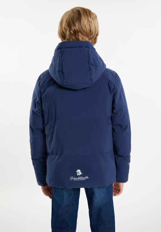 Met deze winterjas van Schmuddelwedda krijgen zelfs de kleintjes 100% outdoorprestaties. Het synthetische vulmateriaal zorgt voor een ideale isolatie en doordat de kamers zonder naden zijn gemaakt, dringt er geen vocht binnen. Bovendien is de jas goed voorbereid tegen regen en sneeuw doordat het materiaal water- en winddicht is. En omdat bij Schmuddelwedda overal goed over is nagedacht, zijn de logoprints lichtreflecterend, wat vooral in de herfst en winter een voordeel is.  winterjas