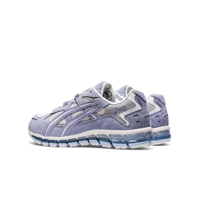 Abrace el estilo y la comodidad de todo el día con el zapato femenino Gel-Kayano® 5 360 Sportstyle. Basado en un diseño lanzado por primera vez en los años 90, este modelo contemporáneo cuenta con algunas de las mejores tecnologías de rendimiento de estilo y avanzada que esperaría de nuestro calzado deportivo. Esta versión actualizada cuenta . Funciona con la entresuela moldeada ligera y hinchable para poner un resorte real en su paso. Para la estabilidad y el soporte, este zapato incluye la tecnología Trusstic System® para controlar la torsión y la torsión, así como un mostrador de talón interno que mantiene el pie en su posición como Te mueves. Con un diseño audaz, influenciado por el calzado de los años 90, el versátil Gel -Kayano® 5 360 Shoe complementa una amplia gama de looks informales con facilidad, por lo que no tiene que elegir entre estilo y comodidad.