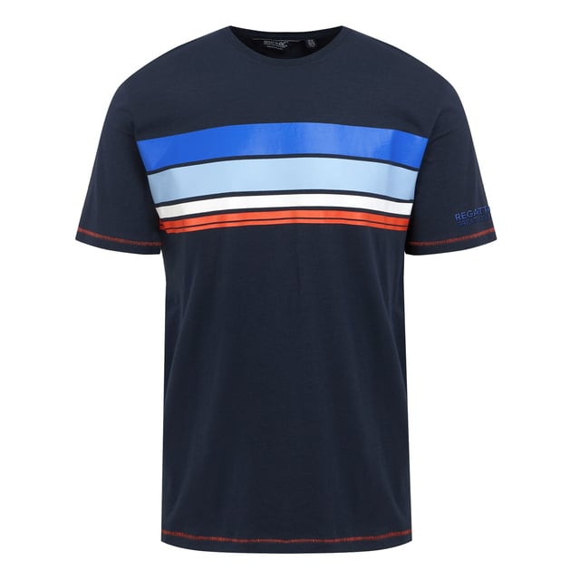 100% Baumwolle. Gewebetechnik: Atmungsaktiv. Gewebe: Coolweave, Single Jersey, Slub, Weiche Haptik. Design: Kontrast Detail, Grafikdruck, Logo, Mit Streifendetail. Seitliche Schlitze. GSM (Gramm pro Quadratmeter): 180. Rundhalsausschnitt. Kurzärmlig. Nachhaltigkeit: nachhaltige Materialien. S: 96,52 cm. M: 102 cm. L: 107 cm. XL: 112 cm. XXL: 121,92 cm. 3XL: 129,54 cm.