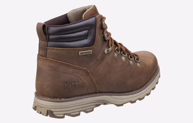 Botas de trabajo Caterpillar Sire de cuero marrón resistente al agua para hombre Las botas impermeables Caterpillar Sire están diseñadas para brindar durabilidad, comodidad y estilo, lo que las convierte en la opción perfecta para condiciones climáticas adversas. Fabricadas con cuero impermeable de plena flor o nobuk y construcción sellada, mantienen los pies secos en todas las condiciones. La plantilla y la entresuela EASE brindan una amortiguación ligera, mientras que la suela de goma ofrece una tracción superior en terrenos difíciles. Diseñadas tanto para el rendimiento como para el uso diario, estas botas combinan funcionalidad y estilo a la perfección. Características principales: Cuero de plena flor/nobuk impermeable: protege contra la humedad. Plantilla y entresuela EASE: amortiguación ligera para una comodidad durante todo el día. Forro de malla de microfibra y nailon: mejora la transpirabilidad y la durabilidad. Suela de goma duradera: proporciona un excelente agarre en todas las superficies. Construcción de cemento: garantiza flexibilidad y un uso duradero. Diseño clásico y resistente: ideal para el trabajo, el senderismo y el uso diario.