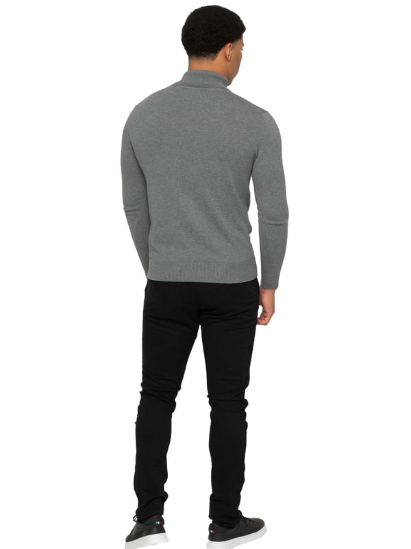 Das Enzo Milano Herren Strick-Halbreißverschluss-Sweatshirt verfügt über ein stylisches Design mit Trichterkragen, das klassische Strickmode mit einem modernen Touch verbindet. Hergestellt aus weichem, hochwertigem Strickstoff, bietet dieses Sweatshirt sowohl Komfort als auch Wärme. Der Halbreißverschluss ermöglicht eine verstellbare Belüftung und ein einfaches An- und Ausziehen, während der Trichterkragen zusätzliche Abdeckung und eine elegante, moderne Silhouette verleiht. Gerippte Bündchen und Saum sorgen für eine eng anliegende Passform, die den raffinierten Look ergänzt. Eine kleine Enzo Milano Logo-Plakette befindet sich in der Nähe des Saums. Dieses Strickstück vereint mühelos Stil und Praktikabilität und eignet sich perfekt für legere oder semi-formelle Anlässe.