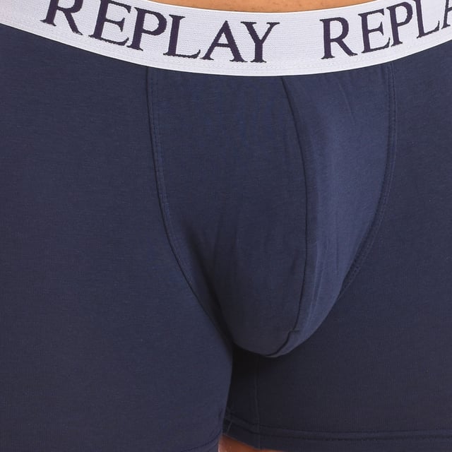 Stretch cotton boxer.
 Elastic rubber waistband, with the brand's name repeatedly embroidered.
 Comfortable and breathable fabric.
 Anatomical front, with the ability to hold without squeezing.
 Seams seen in tone.
 Composition: 95% Cotton, 5% Elastane
 Care:
Wash at maximum temperature 40º.
 Iron at low temperature.
 Do not use bleach.
 Do not use dryer.
 Do not dry clean.