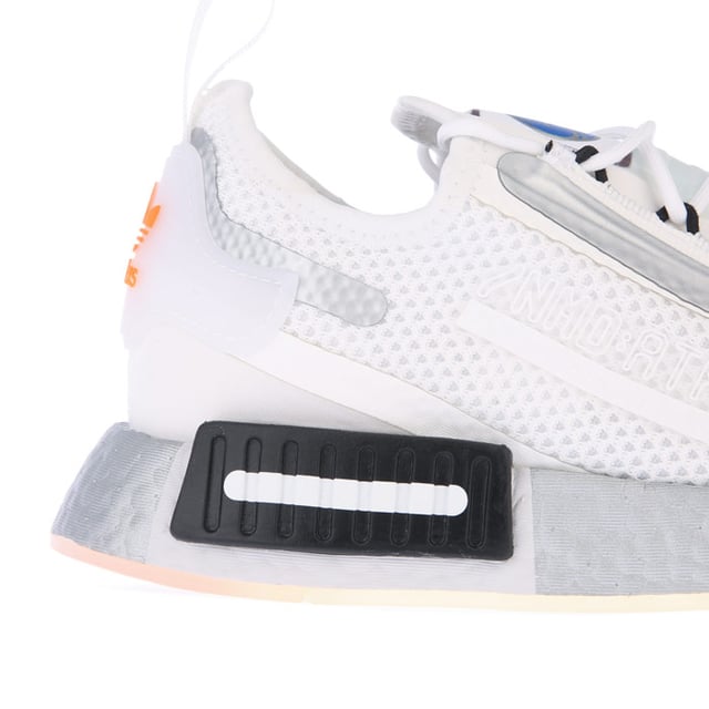 Herren adidas Originals NMD_R1 Spectoo Turnschuhe in Weiß Schwarz adidas Originals NMD_R1 Spectoo Herren-Turnschuhe in weiß schwarz.- Obermaterial aus Textil.- Schnürverschluss.- Dehnbares, sockenähnliches Tragegefühl. - Textgrafiken und eine durchsichtige Seite.- Boost-Zwischensohle.- Gummi-Außensohle.- Textil-Obermaterial Textilfutter Synthetische Sohle.- Ref.: FX6818