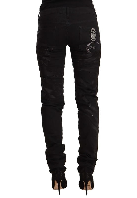 Precioso a estrenar con etiquetas.
  Vaqueros Just Cavalli slim fit de cintura media.
  Confeccionado con un 98 % de algodon y un 2 % de elastano.
  Color negro adornado.
  Cierre de cremallera y boton.
  Detalles del logotipo.
  Disenado para mujeres.