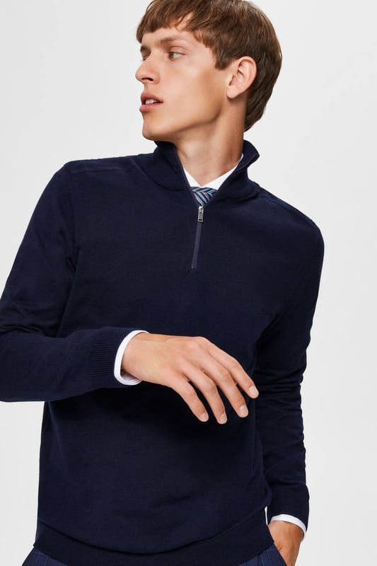 Denna skippertröja för män från SELECTED HOMME är tillverkad i bomull. Modellen har en uppstående krage och långa ärmar. Jumpern har dragkedja.Detaljer om denna jumper:stilnamn: SLHBERGfinstickad