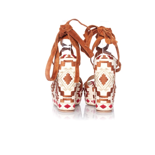 VINTAGE, RRP AS NEW
Gianvito Rossi, Cheyenne wedge with ethnic print. The item is in very good condition and comes with box and dustbag.
 • CONDITION: very good condition 

• SIZE: 38.5 

• INSOLE MEASUREMENTS: 25.5 cm

• HEEL MEASUREMENTS: 13 cm PLATFORM: 4.5 cm

• FABRIC: suede

• COLOUR: brown, beige, red