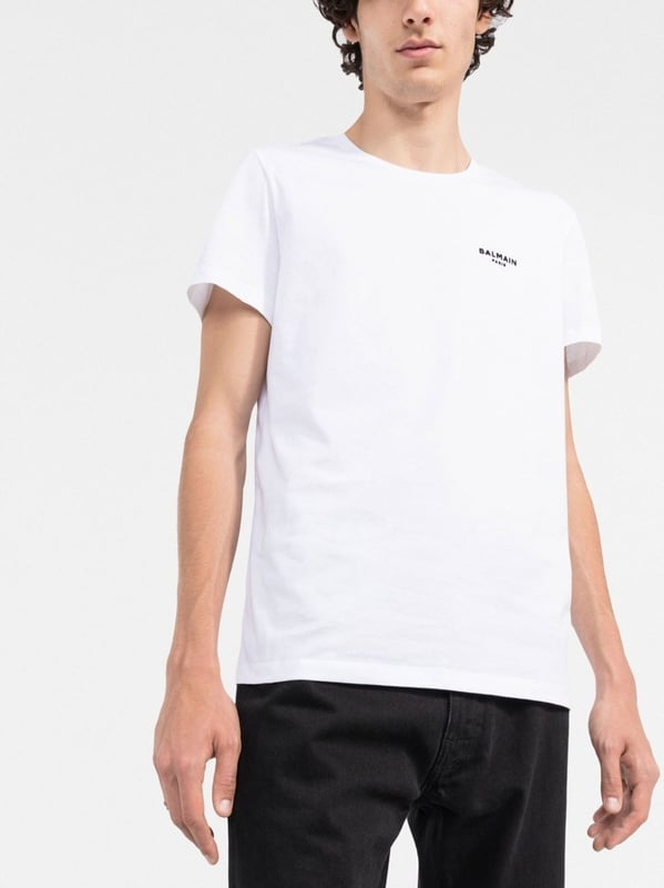 Balmain pairs a timeless silhouette with subtle branding, as seen by this T-shirt. Crafted from white cotton, it's given an instantly recognisable touch with embroidered logo lettering at the chest.


Made in Italy