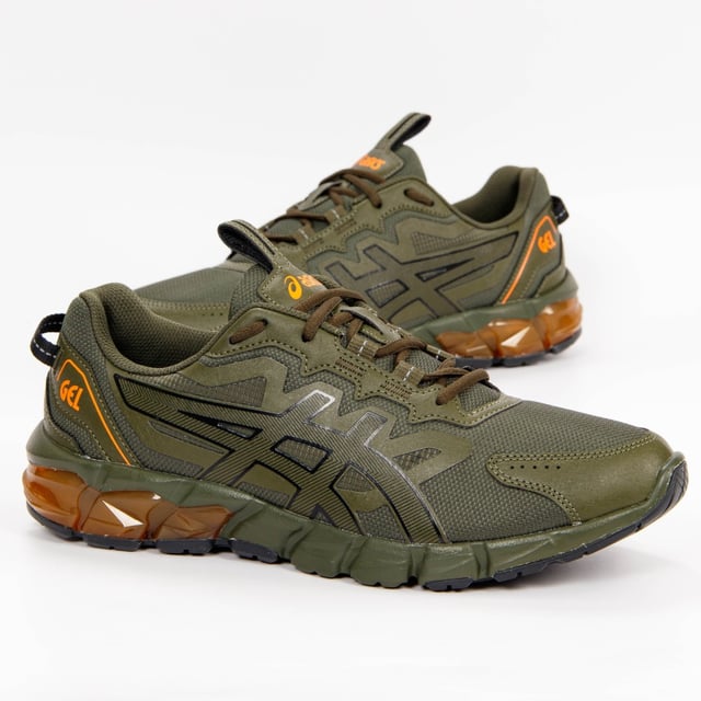 Zapatillas deportivas Asics Gel-Quantum 90 para hombre: una fusión de estilo y rendimiento diseñada para satisfacer tus necesidades atléticas diarias. Estas zapatillas están meticulosamente diseñadas para ofrecer una comodidad y una sujeción excepcionales, lo que las convierte en la mejor opción para los hombres que buscan un calzado versátil y con estilo para diversas actividades. Estas son las características clave que hacen de las Asics Gel-Quantum 90 una elección destacada:

 1. Tecnología de amortiguación GEL:  Las Gel-Quantum 90 incorporan la tecnología de amortiguación GEL característica de Asics en el retropié, que proporciona una amortiguación superior durante el impacto y favorece una transición más suave a lo largo de toda la zancada.

 2. Construcción ligera:  Estas zapatillas cuentan con un diseño ligero que garantiza la comodidad durante un uso prolongado, lo que las hace adecuadas para una amplia gama de actividades, desde hacer recados hasta entrenamientos ligeros.

 3. Parte superior transpirable:  La parte superior de la zapatilla está fabricada con materiales transpirables que permiten una ventilación adecuada, manteniendo los pies frescos y cómodos durante todo el día.

 4. Plantilla OrthoLite:  La plantilla OrthoLite mejora la amortiguación y la gestión de la humedad, manteniendo un entorno seco y cómodo para tus pies.

 5. Uso versátil: El Gel-Quantum 90 es adecuado para diversas actividades, incluyendo ropa casual, entrenamiento ligero, o simplemente como calzado diario cómodo.

 6. Suela duradera:  La suela exterior está diseñada para ofrecer durabilidad y tracción, garantizando un agarre fiable en una gran variedad de superficies.

 7. Diseño elegante:  Asics combina una estética deportiva con elementos de diseño moderno, lo que hace que estas zapatillas no solo sean funcionales, sino también visualmente atractivas.

 8. Comodidad diaria:  Las Gel-Quantum 90 se han fabricado pensando en la comodidad diaria, lo que garantiza que puedas llevarlas durante toda tu rutina diaria con facilidad.