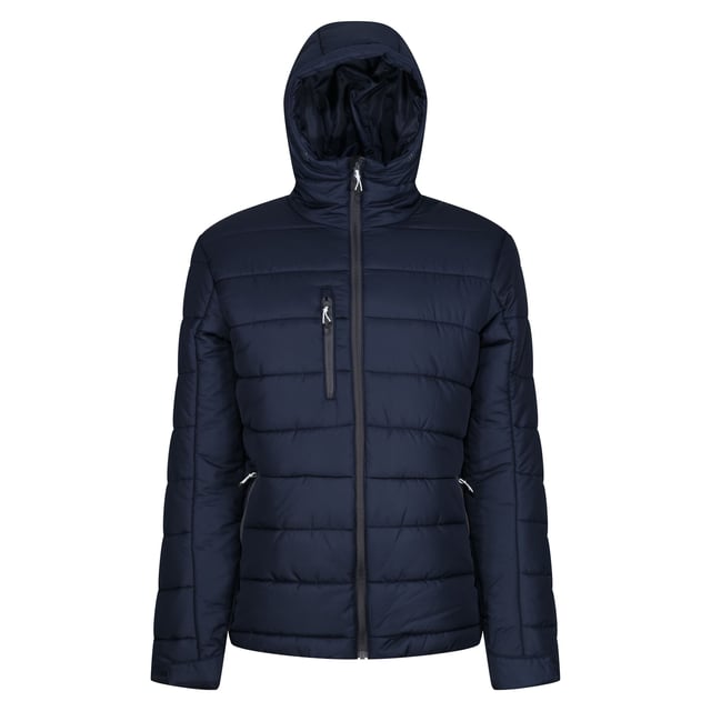 Gewebetechnik: Strapazierfähig, isolierend, Thermisch, Warmloft-Isolierung. Materialzusammensetzung (%): 100% Polyester. Gewebe: Ripstop-Gewebe. Design: Logo. Kontrastfarbener Reißverschluss, Wattiert. Mit Kapuze. Langärmlig. Kapuzenmerkmale: mit Kordelzug, angenähte Kapuze. Durchgehender Reißverschluss. Taschenart: Zwei Seitentaschen, 1 Brusttasche, Reißverschluss, 1 Innentasche. Bündchen: anpassbar, Klettverschlusslasche. Futterstoff: Verdeckter Reißverschluss. Material: Recycelbar.