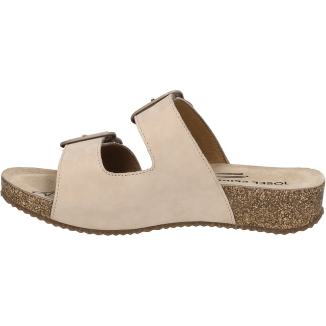 Mit der Tonga 64 Sandale von JOSEF SEIBEL erlebst du den Sommer in seiner vollen Pracht. Dieses beige Damenmodell vereint traditionelles Handwerk mit modernem Komfort. Gefertigt aus hochwertigem Nubuk-Rindsleder, bietet es eine ideale Kombination aus Langlebigkeit und weichem Tragegefühl. Die Sohle aus einer innovativen Mischung von TR, PU und Kork garantiert Rutschfestigkeit, Flexibilität und Leichtigkeit, perfekt für lange Spaziergänge im Freien. Dank des praktischen Klettverschlusses lässt sich die Sandale schnell an- und ausziehen. Die Spirit of Nature Kollektion steht für charakterstarkes Design und bequemes Gehen, ohne dabei die Umwelt zu belasten. Die AGO-Fertigungsart, eine leichte und formbeständige Machart, unterstreicht die Qualität und das handwerkliche Können, das hinter jedem Schuh von JOSEF SEIBEL steckt. Ideal für die Freizeit, spiegelt Tonga 64 die Philosophie von Slow Fashion wider, indem sie Stil, Bequemlichkeit und Nachhaltigkeit vereint.